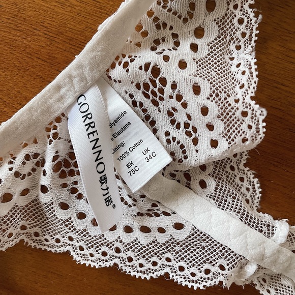 GORRENNO white lace front clasp bralette - Picture 3 of 3